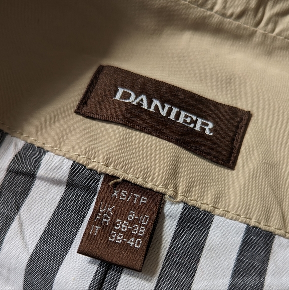 Danier leather jacket, size extra small. - Picture 3 of 7